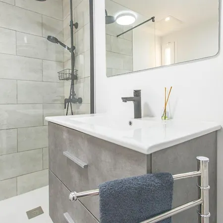 Montserrat * 科拉雷侯